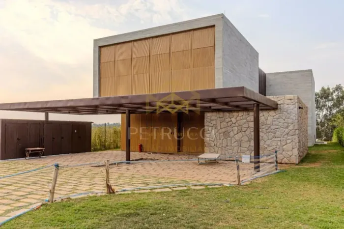 CASA DE LUXO COM DESIGN ASSINADO E ÁREA DE LAZER COMPLETA