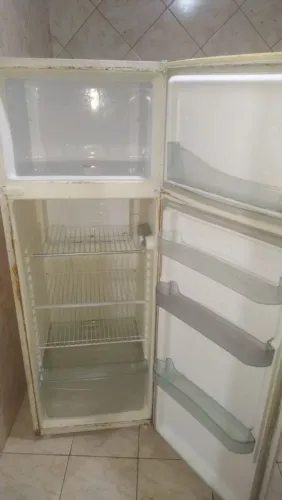 Vendo uma geladeira leia a descrição