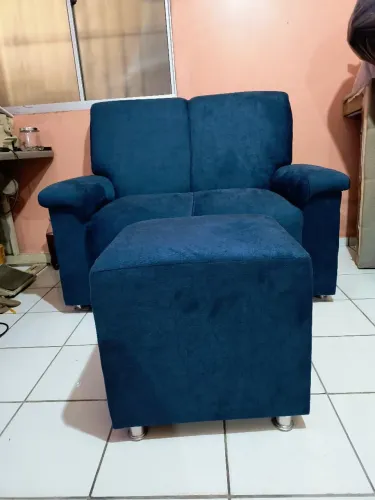 Sofá de dois lugares +puff