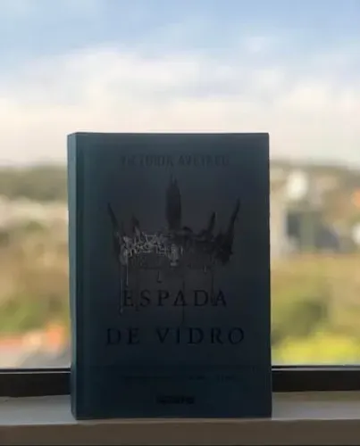 Livro Espada de Vidro - Victoria Aveyard