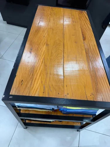 Mesa com prateleiras