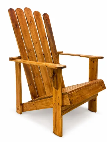 Cadeira Adirondack produzida em madeira de pallet tratado e envernizada