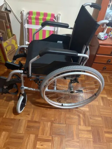 Cadeira de Rodas Dellamed D600 Alumínio - Praticamente Nova