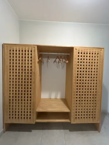 Guarda roupas casal com portas e cabideiro central em madeira 