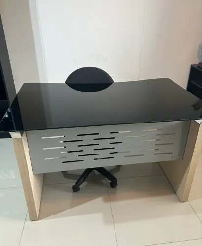 Mesa de escritório com tampa de vidro