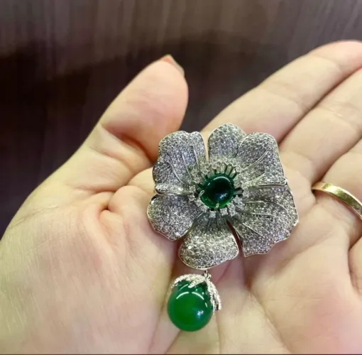 Broche cravejado esmeralda fusion 
