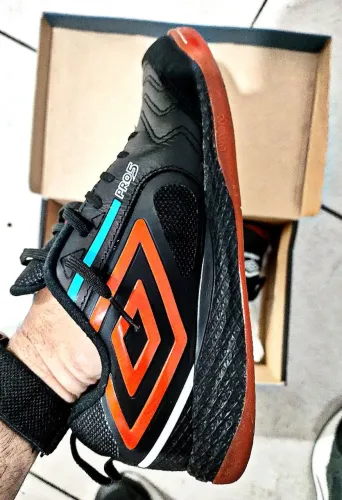 CHUTEIRA FUTSAL UMBRO PRO 5 BUMP ?