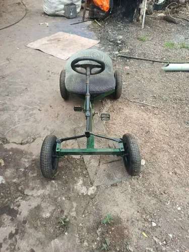 Triciclo a pedal de ferro