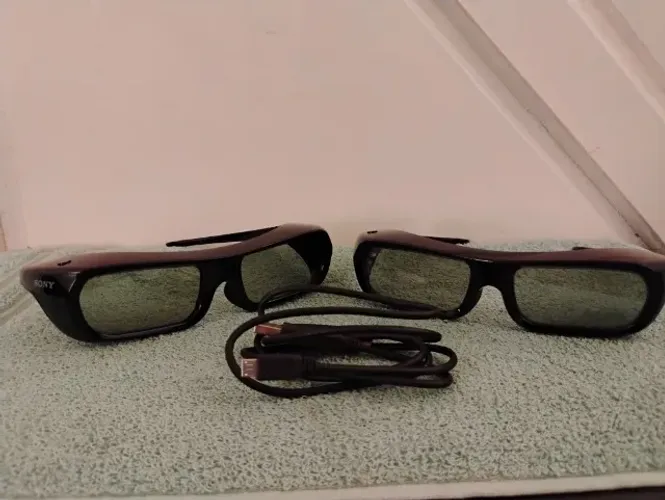 Par de oculos 3D SONY (Bravia) acompanha 1 carregador e manual 