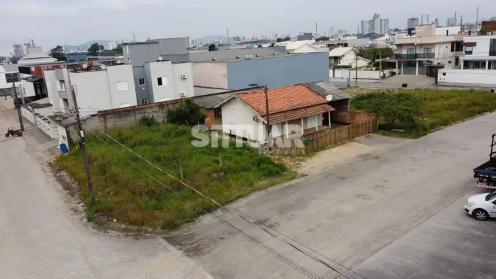 Lote de esquina na Vila Esperança, em Tubarão/SC