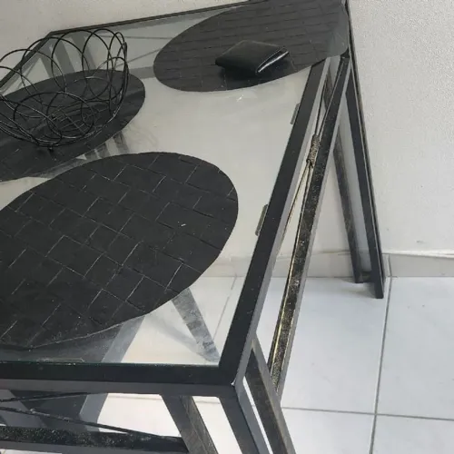 Mesa de vidro com pés de ferro