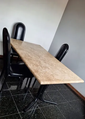 Mesa de Jantar em Mármore Travertino, com 4 Cadeiras