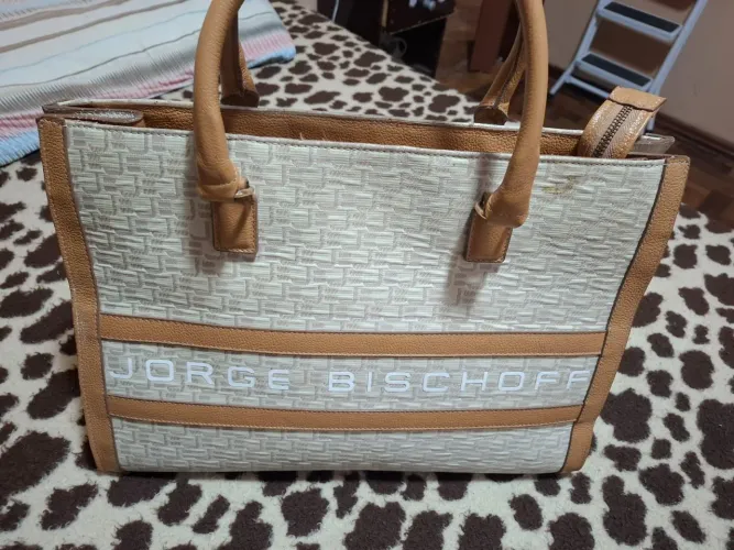 Bolsa cor creme . Jorge Bischoff