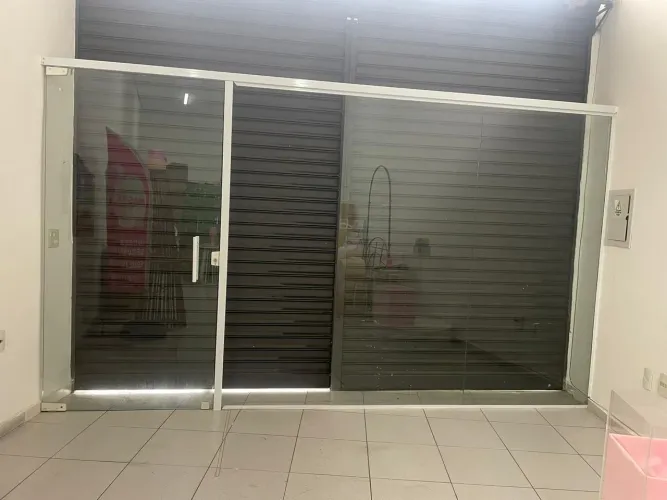 VENDO VITRINE DE LOJA PORTA