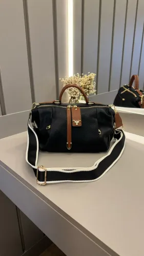 Bolsa Baú Transversal Prada Preta Detalhes Marrom e Alça Ajustável - Confecção Luxo