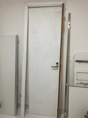 Vendo Porta 210 x 60 cm com forra e fechadura 