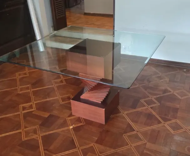 Mesa de Jantar Design Moderno com Tampo de Vidro Grosso e Base Escultural