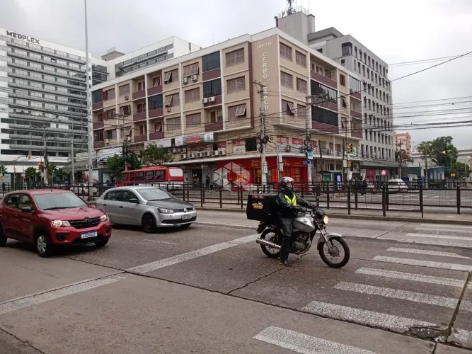 Apartamento com um lance de escada, 2 quartos muito bem localizado ao lado do Boubon Shopp