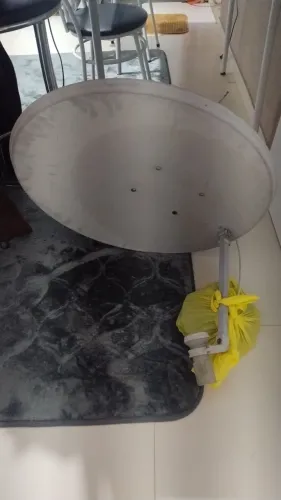 Antena Parabólica Completa com LNB e Suporte - Ótimo Estado