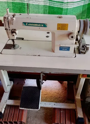 Máquina de custura reta