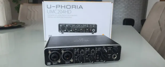 Interface de áudio Behringer U-Phoria UMC204HD