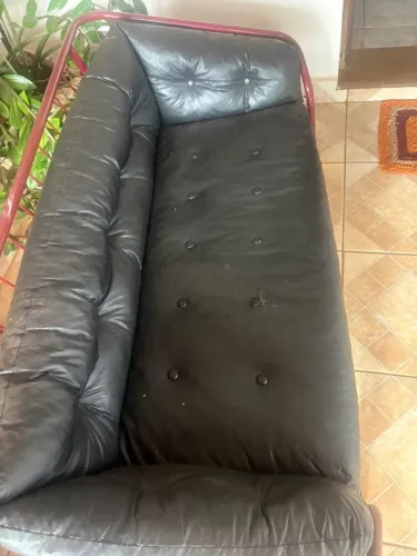 Sofá com base de ferro