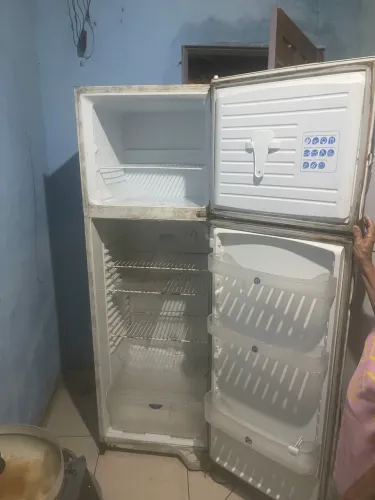 Vendo geladeira semi nova