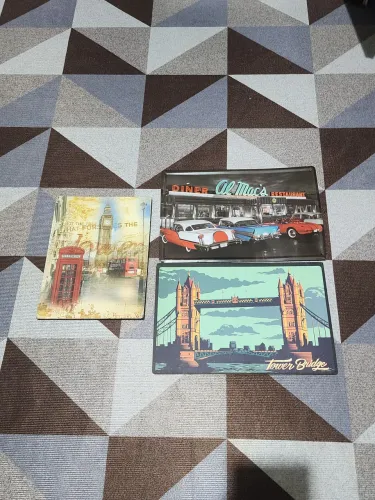 3 quadros decorativos, sendo 2 de metal