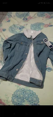 Vendo JAQUETA JEANS COM LÃ DE CARNEIRO...SEM USO