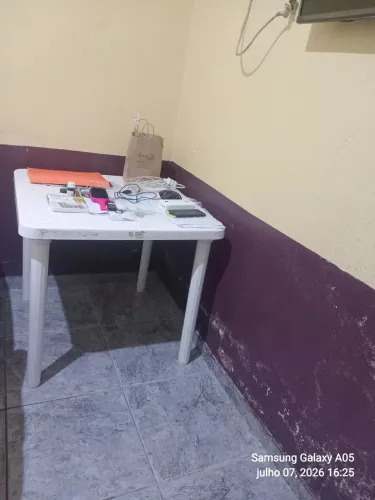 Mesa de plástico com duas cadeiras.