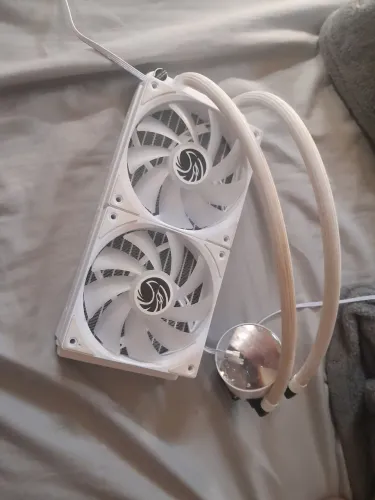 Water cooler 240mm brasil pc paguei 270 e esta com somente 2 meses de uso sem defeito 