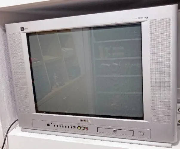 TV com DVD 21 polegadas CCE com defeito