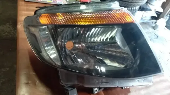 Farol Ford Ranger, 2016/2019, lado esquerdo.