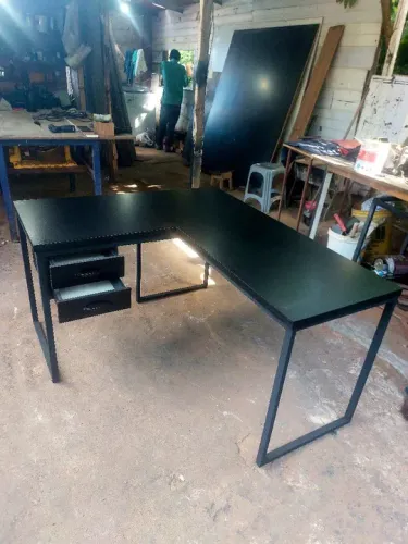 Mesa em L estilo industrial