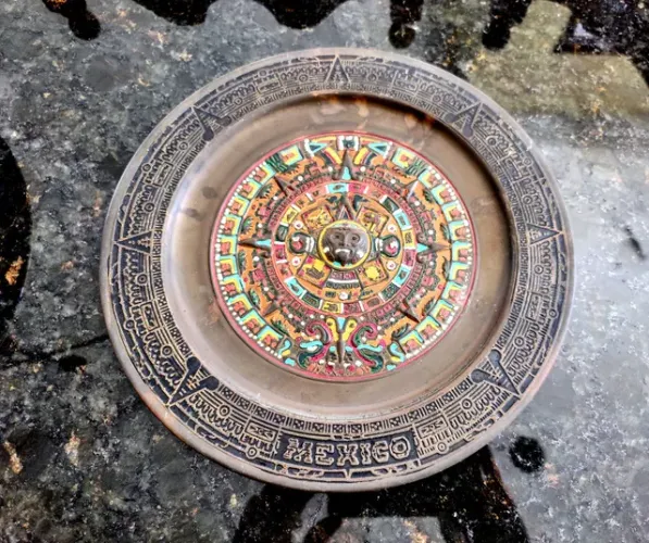 De$290 por$189 Prato Decorativo mexicano em bronze