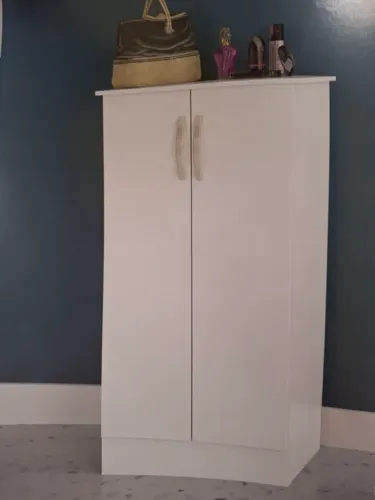 Armário de madeira branco com duas portas