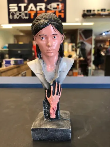 Estátua Ellie - Colecionável