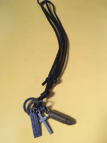 Colar vintage com crucifixo 