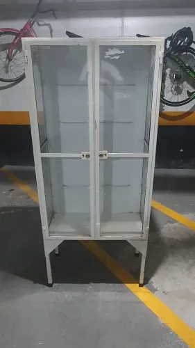 Cristaleira farmacinha antiga 