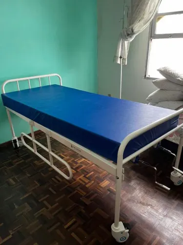Cama Hospitalar Nova + colchão com capa