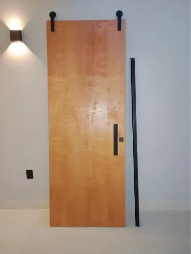 Porta de madeira álamo 2,50x1,0 com trilho e fechadura