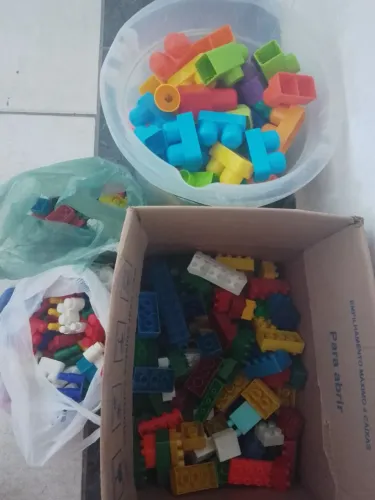 Lote de brinquedos tipo lego
