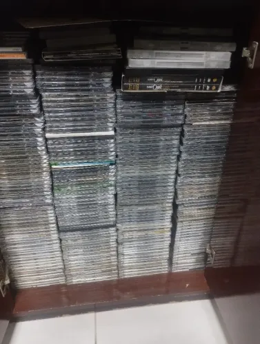 Coleção de CDs e DVDs - Diversos Gêneros