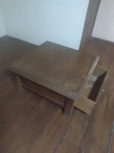 Mesa de centro em madeira com duas gavetas
