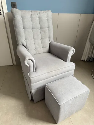 POLTRONA DE AMAMENTAÇÃO MOMMY COM PUFF E BALANÇO LINEN CINZA - LILIBEE