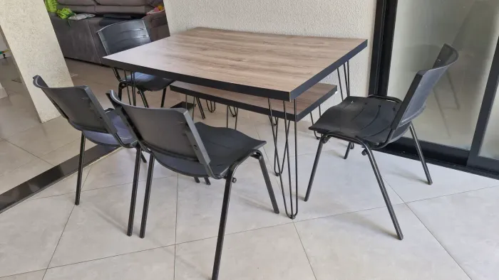 MESA de jantar em MDF, pés hairpin, acompanha um banco. BRINDE 4 cadeiras.