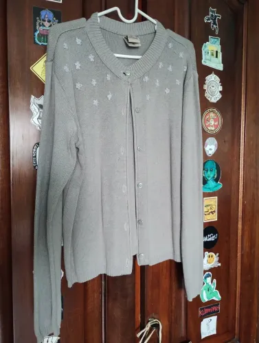 Cardigã cinza claro com bordados