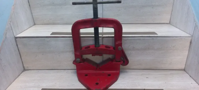 Torno de bancada fixo para encanador n° 6