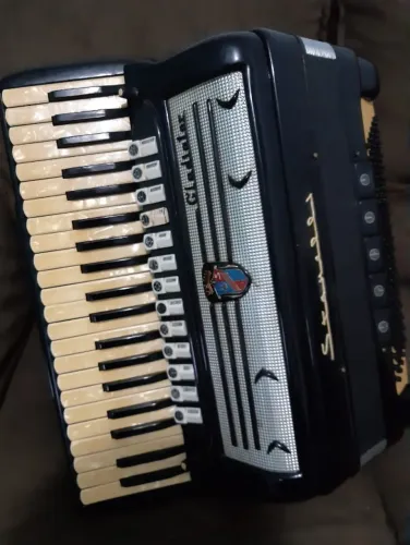 Acordeon Stanelli 120 baixos em quarta