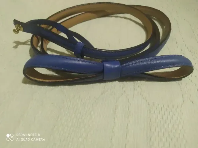 Cinto em couro fino azul com laço - angelical e elegante.